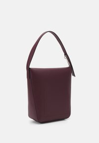 Calvin Klein SOFT SCULPT BUCKET BAG - Bolso de mano - oxblood