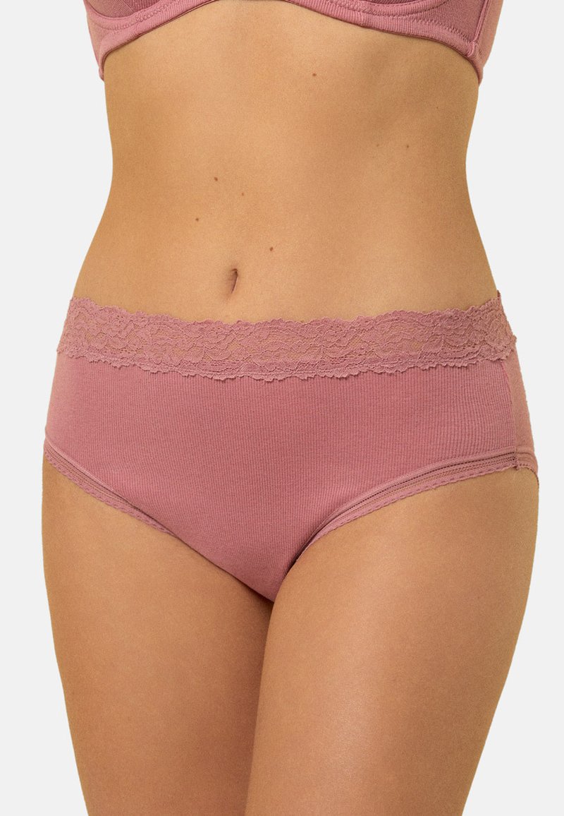 Ropa interior de algodón rosa con relieve y detalles de encaje en la cintura. Ofrece un corte de tiro alto y una textura suave, ideal para el uso diario.