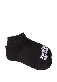 Calcetines negros hasta el tobillo hechos de material suave, con texto blanco a lo largo del costado. Set de tres pares, diseñados para la comodidad y la transpirabilidad.