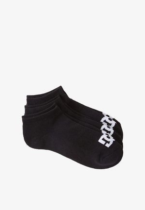 Calcetines negros hasta el tobillo hechos de material suave, con texto blanco a lo largo del costado. Set de tres pares, diseñados para la comodidad y la transpirabilidad.