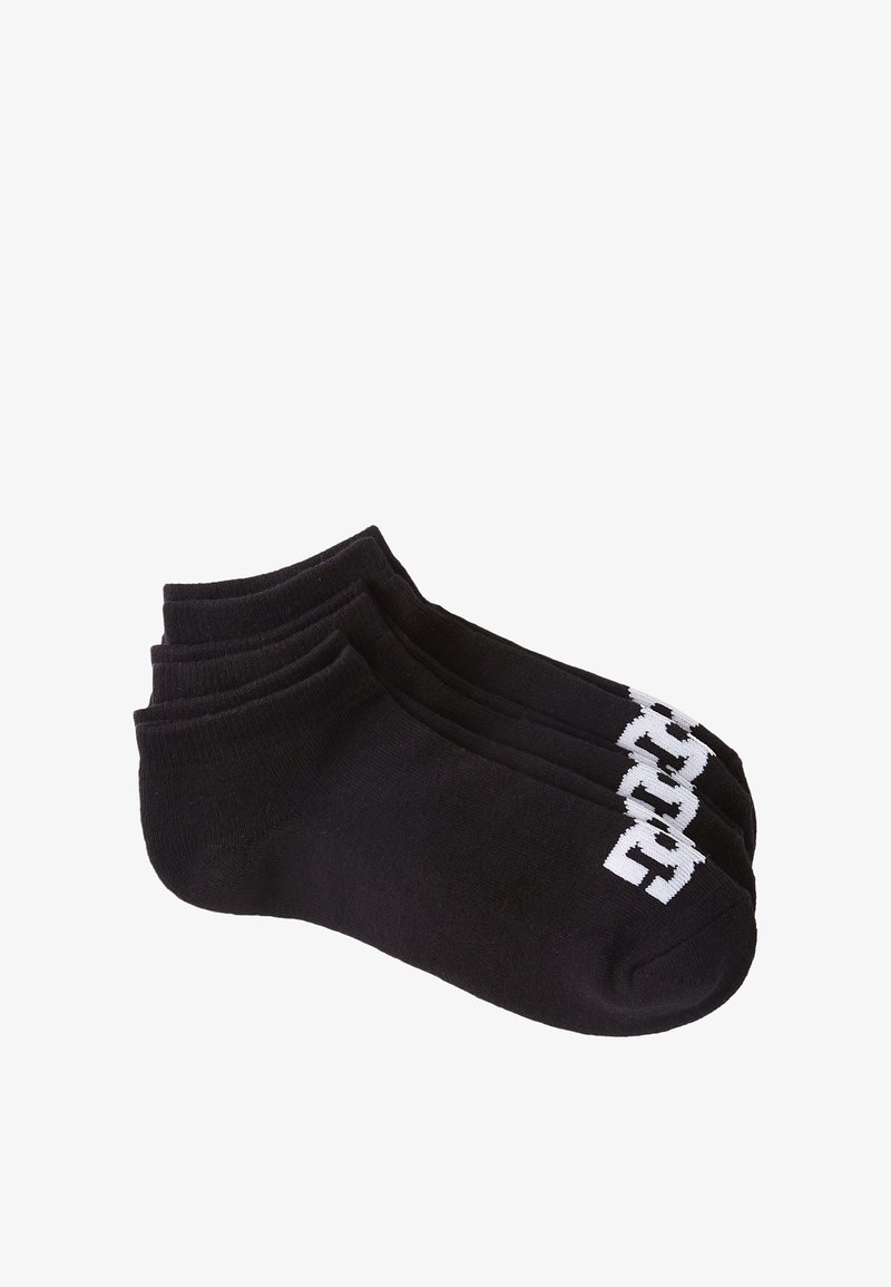 Calcetines negros hasta el tobillo hechos de material suave, con texto blanco a lo largo del costado. Set de tres pares, diseñados para la comodidad y la transpirabilidad.