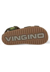 Bruine rubberen sandaalzool met geribbelde textuur, voorzien van een zilveren logo "VINGINO". Bovenkant heeft groene accenten en verstelbare banden.