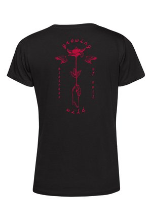 Maglietta nera con una stampa grafica rossa di una mano che tiene un fiore, accentuata da un testo che recita "growing wild mistress of evil."