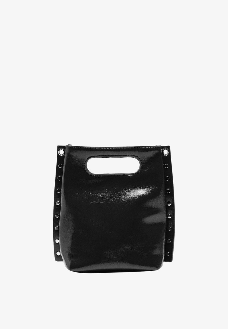 Czarna torebka z lakierowanej skóry, z okrągłym uchwytem wyciętym, bocznymi otworami jako akcentami i usztywnionym kwadratowym kształtem. Gładka tekstura.