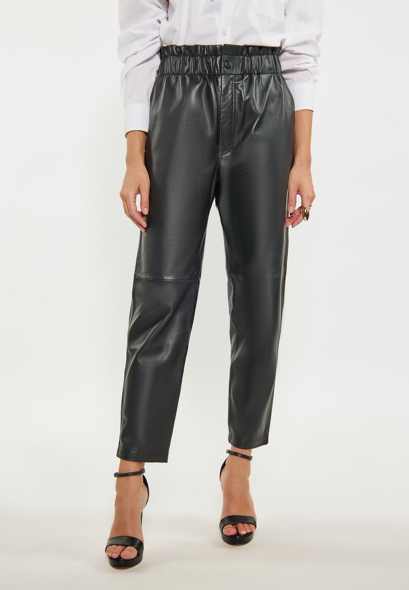 Sorte faux læderbukser med høj talje, elastisk taljebånd og tapered ben; glat tekstur og minimalt antal sømme for et elegant udseende.