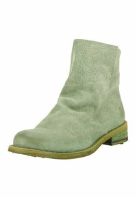 Jasnozielony zamszowy botek za kostkę z niskim drewnianym obcasem i zaokrąglonym noskiem, lekko pomarszczony w okolicy kostki.