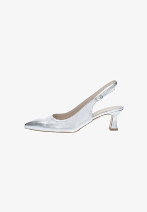 Scarpa slingback argento con punta affusolata, texture metallica lucida, tacco a blocco di altezza media e chiusura con fibbia sulla cinghia.