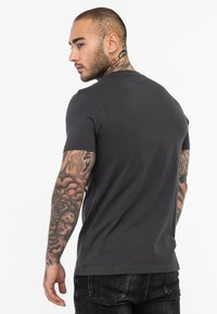 Tapout NORMALE PASSFORM LOGO - Apdrukāts T-krekls - anthracite off white
