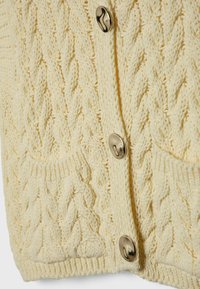 Sweter rozpinany o splocie warkoczowym w jasnym żółtym kolorze, z fakturowanym wzorem, dwoma przednimi kieszeniami i mosiężnymi guzikami do zapięcia.