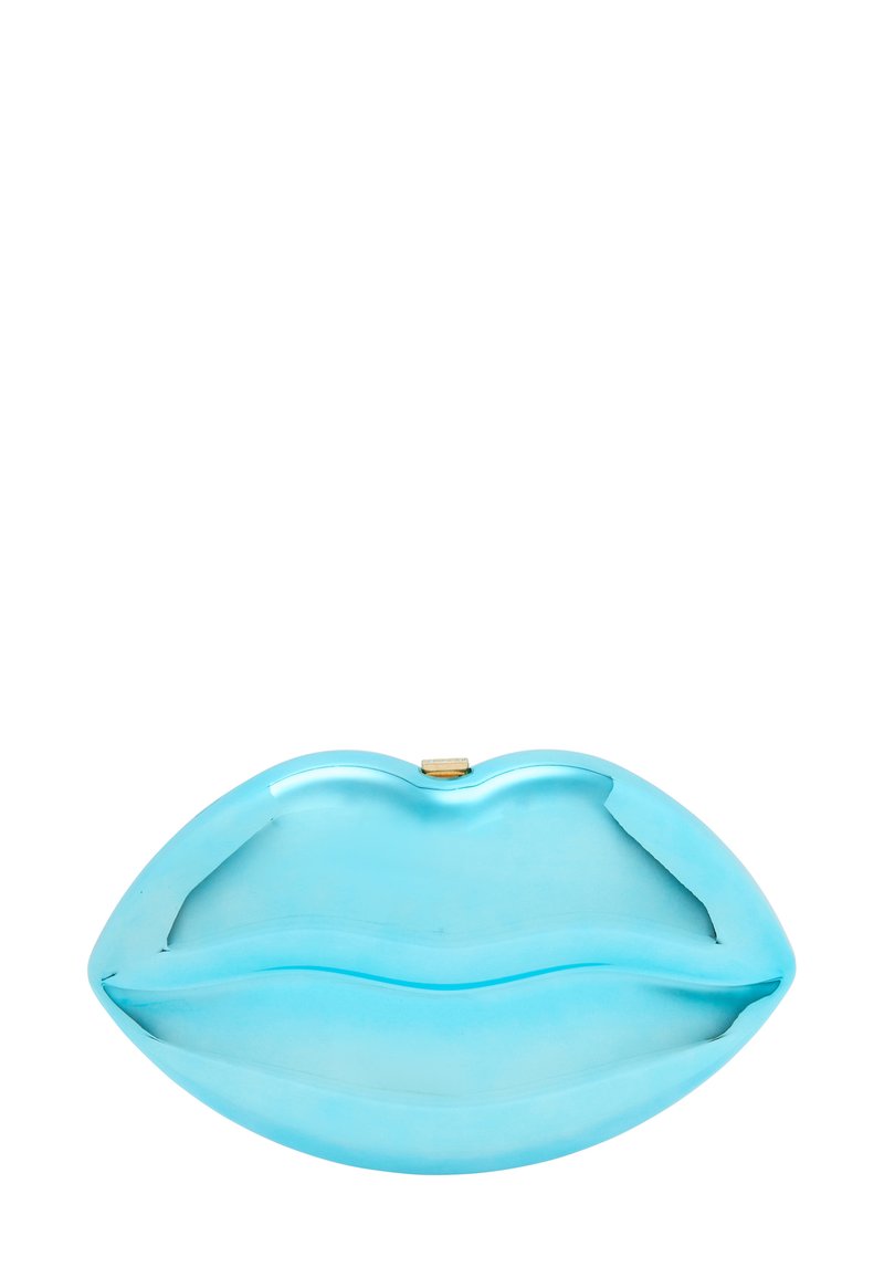 Kék ajak alakú táska fényes felülettel, arany zárómechanizmussal és sima textúrával. Jellegzetes dizájn, amely egy ajkpárt utánoz.
