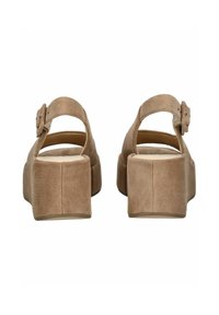 Sandales à plateforme en suede beige avec un bout rond et une bride à la cheville. Caractéristiques d'une fermeture à boucle et d'un dessus texturé pour une bonne prise et un confort optimal.