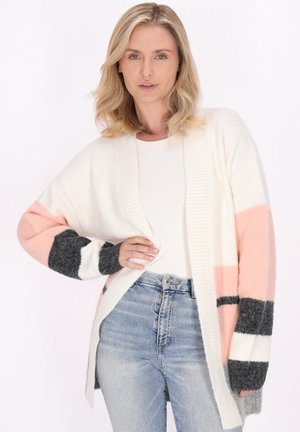 Cárdigan abierto de punto suave, con mangas a rayas en blanco, rosa y gris. El diseño incluye un cuello de canalé y un corte relajado.