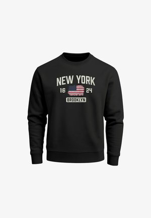Schwarzer Sweatshirt mit "NEW YORK" in weißem Text, einer amerikanischen Flagge und "BROOKLYN" in einem rechteckigen Etikett darunter.