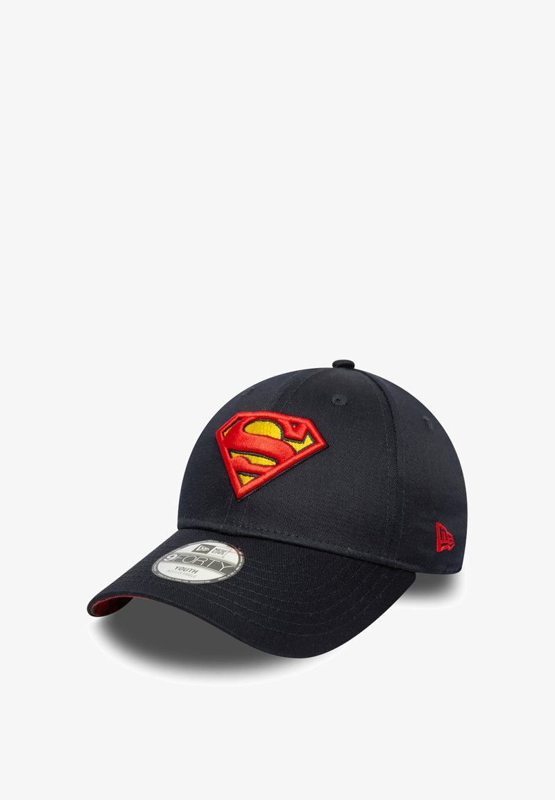 Schwarze Baseballmütze mit einem roten und gelben Superman-Emblem. Verfügt über einen gebogenen Schirm und einen roten Akzent an der Seite; hergestellt aus Stoffmaterial.