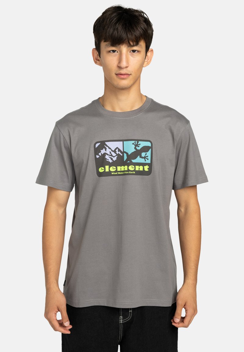Graues Baumwoll-T-Shirt mit einem mehrfarbigen Grafikdesign von Bergen und einem Echse sowie dem Wort "Element" in fett gedruckter, kontrastierender Schrift.