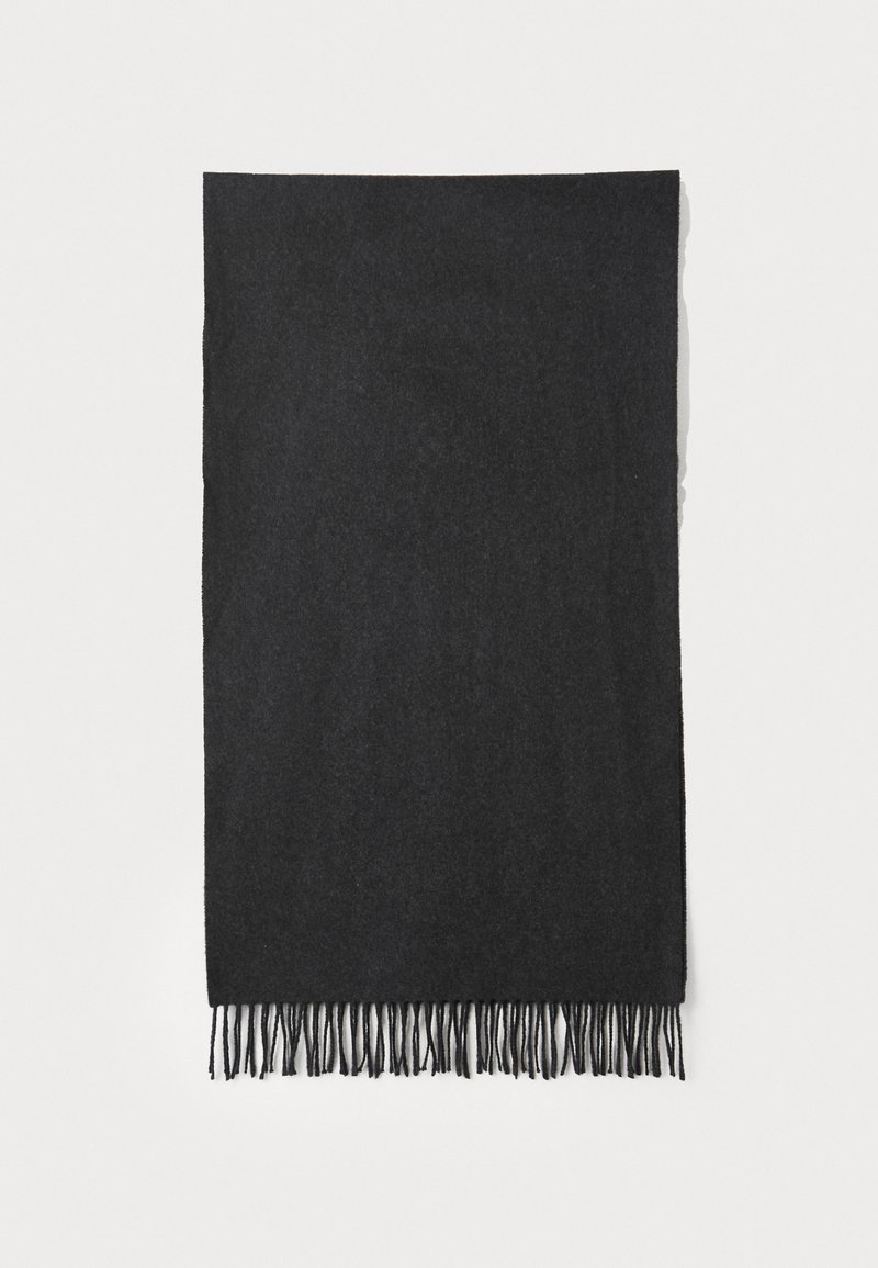 Crni vuneni šal s resama, sa glatkom teksturom i pravokutnim oblikom, dimenzija otprilike 70x180 cm.