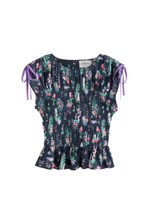 Blusa nera a maniche corte con stampa floreale e animale colorata, corpo arricciato, orlo arruffato e dettagli viola con fiocco sulle maniche.