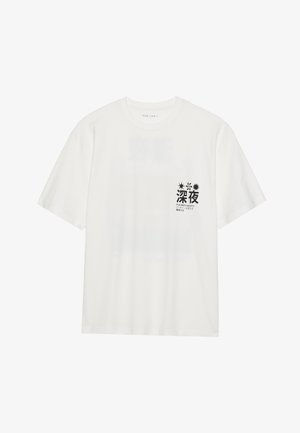 Tricou alb din bumbac, cu mâneci scurte. Are un imprimeu grafic negru în zona stângă a pieptului, cu text și desene, inclusiv stele.