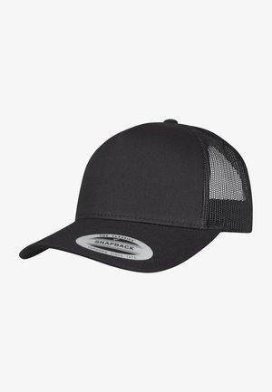 Juodas snapback kepurė su tvirtu priekiniais skydeliu ir tinkliniais šonais, turinti išlenktą vizorą ir ženklintą plastikinę etiketę priekyje.