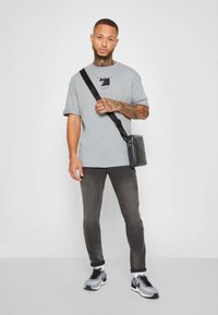 Denim Project MR RED SUPERSTRETCH - Traperice uskog kroja - dark grey