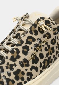 Αθλητικά παπούτσια με μοτίβο λεοπάρδαλης από σουέτ με μπεζ και μαύρα σχέδια. Διαθέτουν χρυσά μεταλλικά στοιχεία, σχεδιασμό με κορδόνια και επενδεδυμένο γιακά.