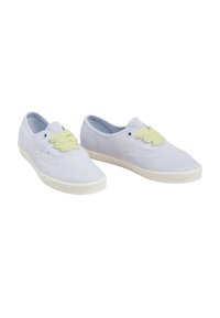 Lichtblauwe suède schoenen met een ronde neus, voorzien van felgele textuurlaarzen en een witte rubberen zool. Subtiele stikselaccenten zijn zichtbaar.