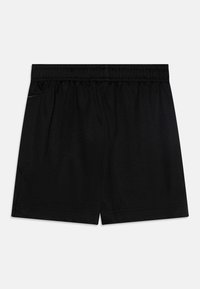Schwarze Sportshorts aus leichtem Material mit einem elastischen Bund und seitlichen Schlitzen für Bewegungsfreiheit. Glatte Textur.