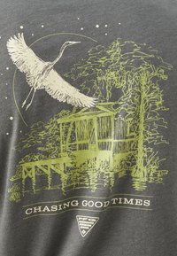 Tricou gri cu un grafic verde al unei berze zburând peste o structură din lemn și copaci, cu textul "URMĂRIND TIMPURI BUNE" dedesubt.