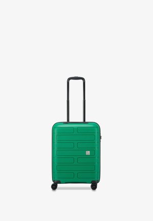 Groene harde koffer met een getextureerd oppervlak, rechthoekige vorm, twee zwarte wielen en een uitschuifbare zwarte handgreep. Klein logo aan de voorkant.