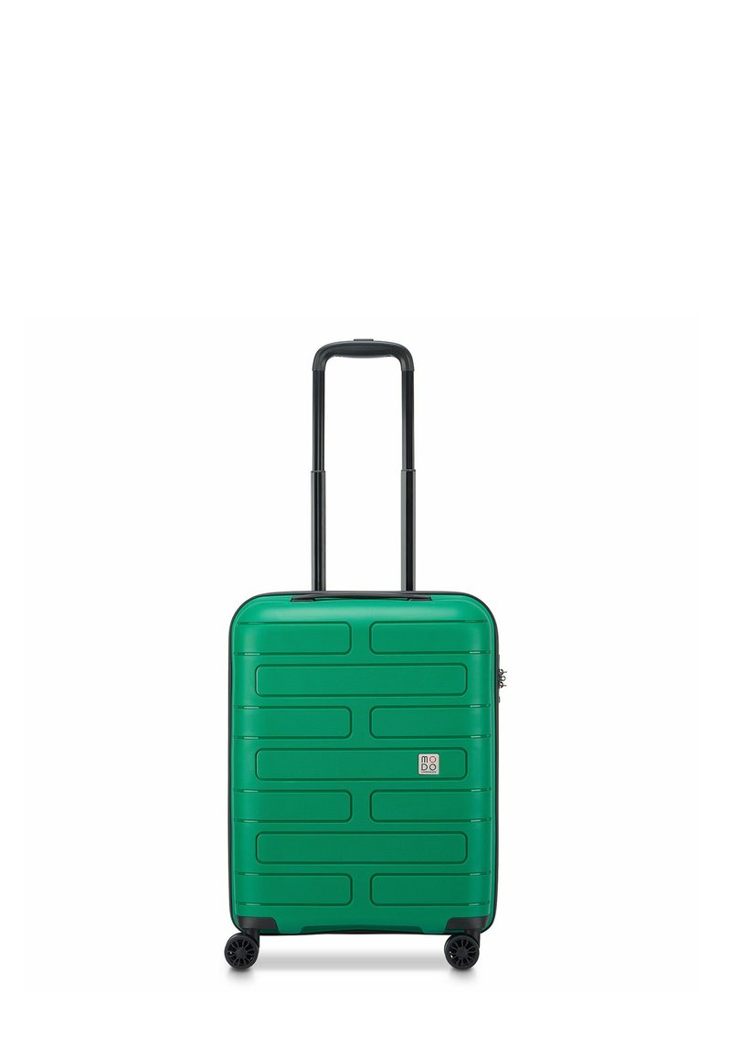 Maleta rígida verde con superficie texturada, forma rectangular, dos ruedas negras y un mango retráctil negro. Pequeño logo en la parte frontal.