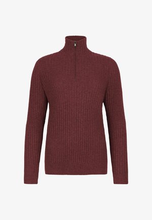 Burgundy stickad tröja med hög krage och en fjärdedels dragkedja. Ribbstrukturerad och med långa ärmar; har en figurnära midja.