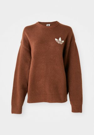 Ruskea neulottu collegepaita pyöreällä pääntiellä, lasketuilla harteilla, resorikäänteillä ja vasemmassa rinnassa valkoisella kirjailulla varustettu logo.