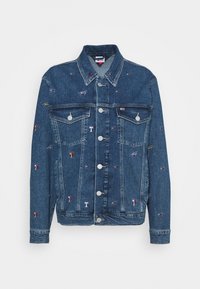 Donkerblauwe spijkerjasje met knopen aan de voorkant, twee borstzakken en geborduurde logo's in verschillende kleuren. Klassieke kraag en lange mouwen.