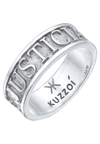 Bague en argent avec un anneau texturé arborant le mot gravé "JUSTICE." Inscrite avec le nom de la marque "Kuzzoi" et marquée 925 pour l'argent sterling.