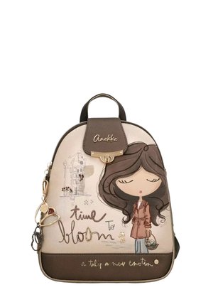 Kleiner brauner und beiger Rucksack mit Cartoon-Mädchen, Blumenkorb und Text "time to bloom" und "a tulip a new emotion."