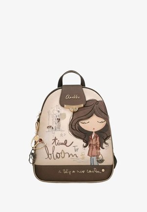 Kleiner brauner und beiger Rucksack mit Cartoon-Mädchen, Blumenkorb und Text "time to bloom" und "a tulip a new emotion."