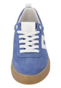 Sneakers en daim bleu avec des lacets blancs et un logo, bout rond et semelle en caoutchouc clair. Dispose de coutures sur le dessus et d'une languette rembourrée.