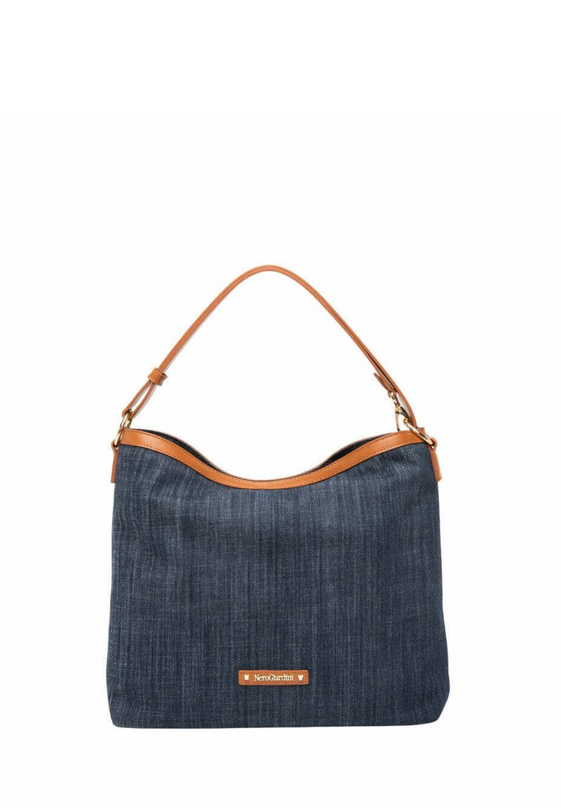 Denim-Schultertasche mit abgerundetem Oberteil, braunen Lederakzenten und einem Markenetikett. Weiche Textur mit strukturierter Form.