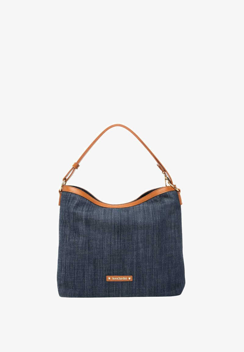 Denim-Schultertasche mit abgerundetem Oberteil, braunen Lederakzenten und einem Markenetikett. Weiche Textur mit strukturierter Form.