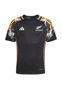 Čierny športový dres s krátkymi rukávmi, s farebným vzorovaným dizajnom na pleciach, logom Adidas a brandingom 'ALL BLACKS®'.