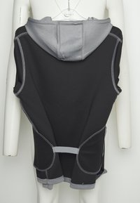 Haut sans manches noir avec des accents gris, fabriqué en tissu doux. Il dispose d'une capuche avec cordon de serrage et de coutures contrastantes le long des seams.