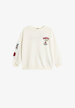 Hvid sweatshirt med Snoopy og Woodstock grafik, "PEANUTS Athletic Department Since 1950" tekst, og yderligere baseball-tema patches på venstre ærme.