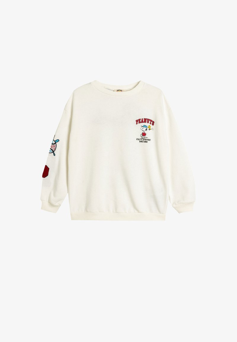 Sweat-shirt blanc avec un graphique de Snoopy et Woodstock, le texte "PEANUTS Athletic Department Since 1950" et des patchs supplémentaires sur le thème du baseball sur la manche gauche.