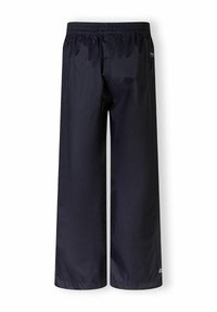 Zwarte waterdichte broek met een elastische tailleband, brede pijpen en een gladde textuur. Beschikt over een gestikt logo aan de zijkant van de zoom.