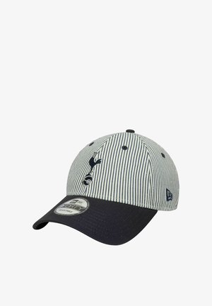 Gestreifte Kappe in Marineblau und Weiß, mit einem einfarbigen Marineblauen Schirm, gesticktem Logo, verstellbarem Rücken und strukturiertem Material für besseren Grip.