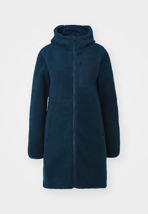 Donkerblauwe fleece jas met een capuchon, voorzien van een rits aan de voorkant, lange mouwen en een borstzak. De stof heeft een zachte, gestructureerde uitstraling.