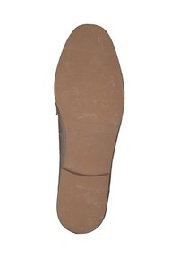 Suela de zapato con un material de goma beige y suave, que presenta ranuras horizontales para tracción y ligeras marcas de desgaste. Diseño de punta redondeada.