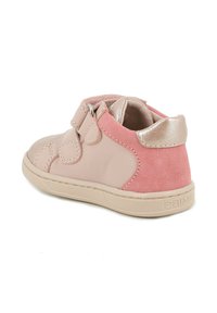 Scarpe per bambini in pelle tan e camoscio rosa con un elegante accento argentato sul tacco e due fasce in Velcro per una chiusura sicura. Design con punta arrotondata.