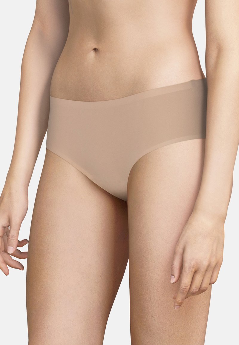 Beige naadloze hipster panty met een zachte, gladde textuur en een low-rise ontwerp, voorzien van een onzichtbare tailleband en minimale bedekking.