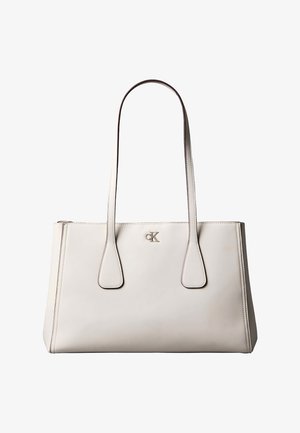 Väriltään luonnonvalkoinen Calvin Kleinin nahkainen käsilaukku, jossa on kaksinkertaiset olkahihnat ja hopeinen CK-logo edessä. Laukun muoto on suorakaiteenomainen, ja siinä on siistit saumat.